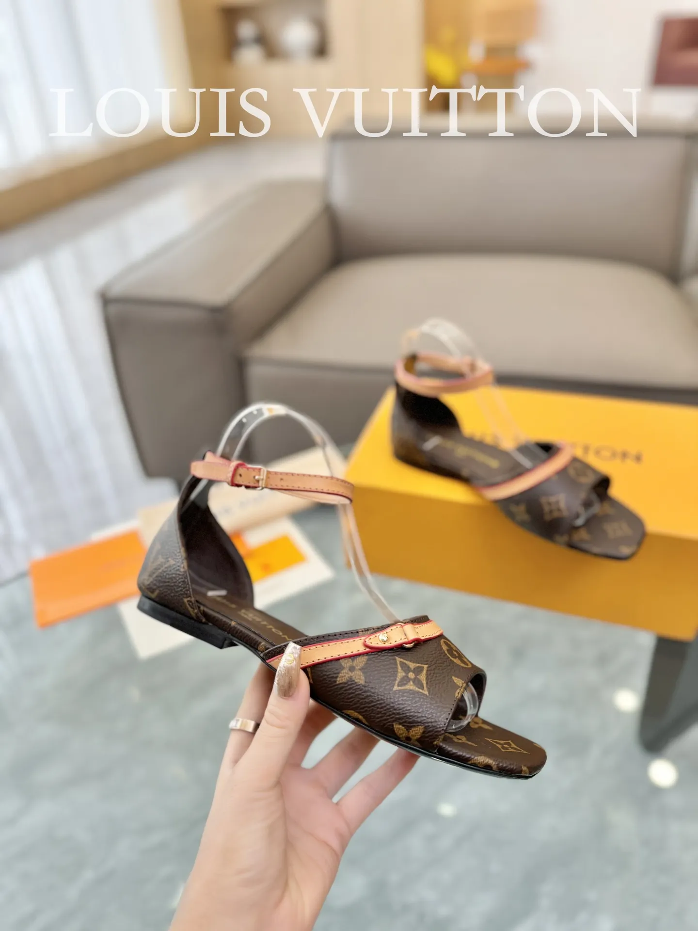 👟👟Ex-factory price 620👟👟 👟👟The top version of LV Lujia 24/denim jeans are so beautiful. I rarely make Lv family items, but I really can’t refuse this pair of kittens! I purchased the original version and developed it with care. The heels are custom molded. The brown leather with presbyopic denim is so brilliant! The perfect kitten heel, which is just right, is high-end, classic, sexy and comfortable. It is a must-have item that can give you full marks as a summer shoe! Sandals 5cm and 9cm/hollow sandals/ballet shoes 🔜3 items ✅Upper: Denim denim ✅Inner: original customized cowhide ✅Outsole: Italian genuine leather outsole ✅Number of yards: 35-41 (40.41 customization is not returnable) ✅Packaging: full set of exquisite packaging